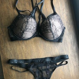 Black lace Victoria’s Secret lingerie set 34C + M
